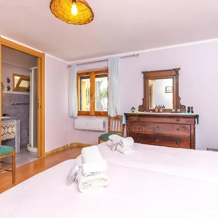 Li Junchi - Parcheggio Privato, 1 Km Dal Mare *